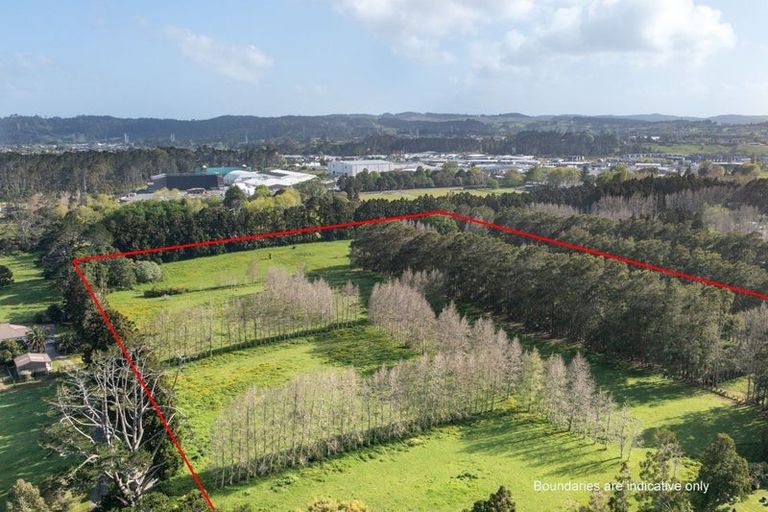 Photo of property in 870 Waitakere Road, Kumeu, 0891