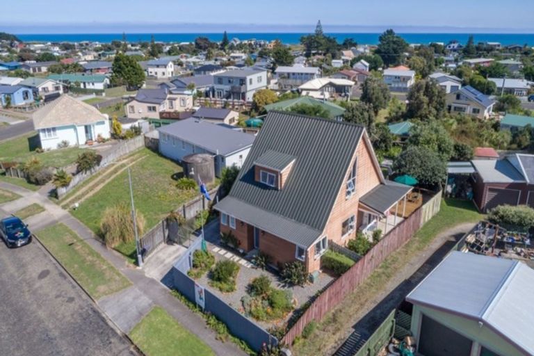 Photo of property in 6 Taonui Street, Waitarere Beach, Levin, 5510
