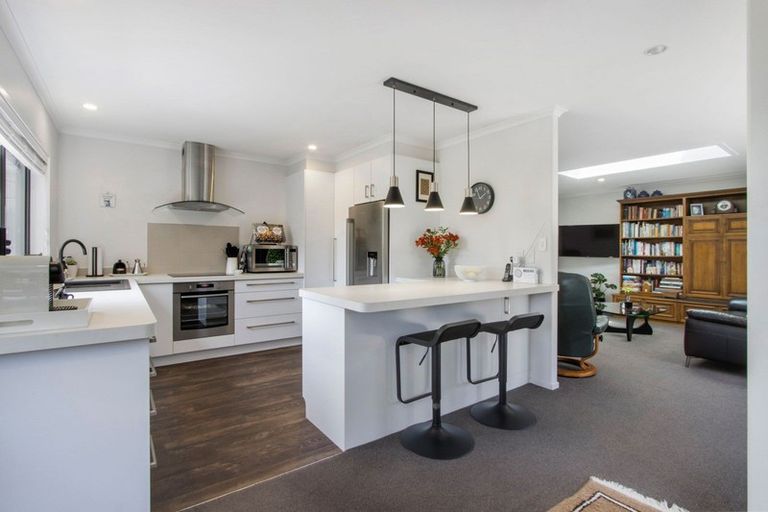 Photo of property in 10 Tranquil Grove, Omokoroa, 3114