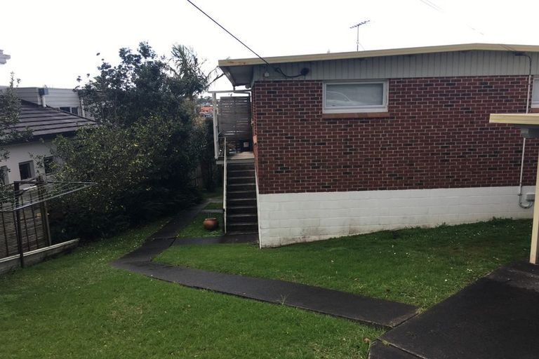 Photo of property in 2/17 Scarboro Terrace, Murrays Bay, Auckland, 0630