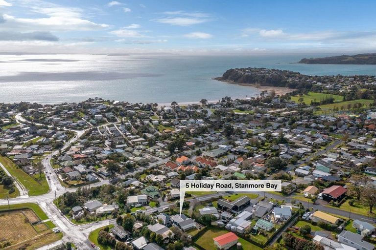 Photo of property in 5 Holiday Road, Stanmore Bay, Whangaparaoa, 0932