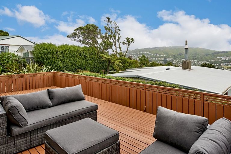 Photo of property in 15a Ruskin Road, Newlands, Wellington, 6037