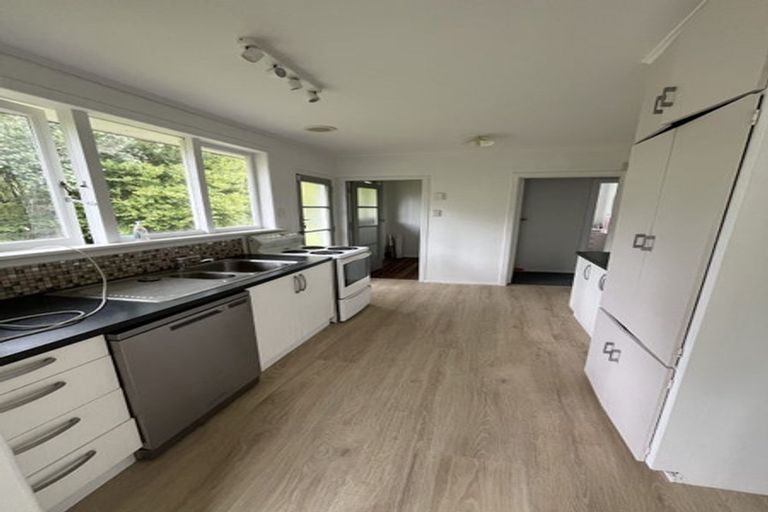 Photo of property in 1/195 Godley Road, Titirangi, Auckland, 0604