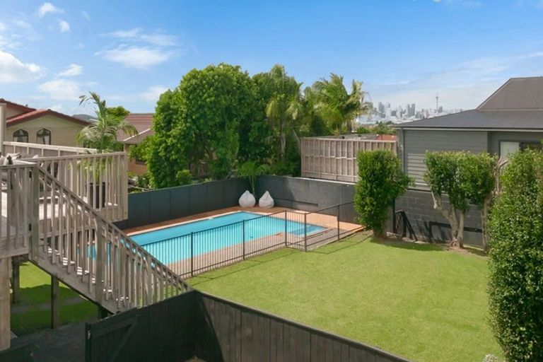 Photo of property in 14 Holdaway Avenue, Northcote, Auckland, 0627