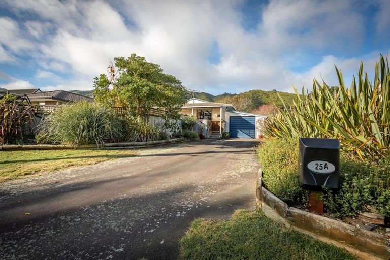 Photo of property in 25 Pehi Kupa Street, Waikanae, 5036