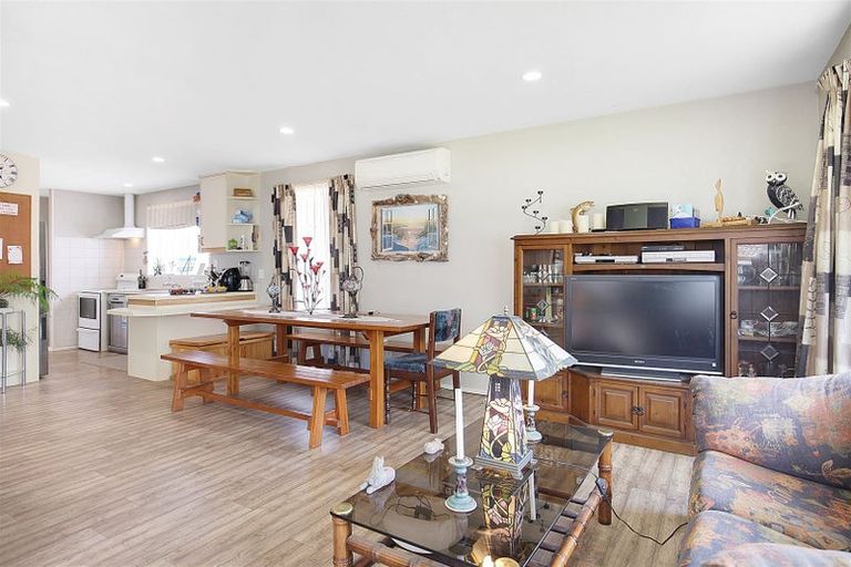 Photo of property in 5 Edron Place, Redwood, Christchurch, 8051