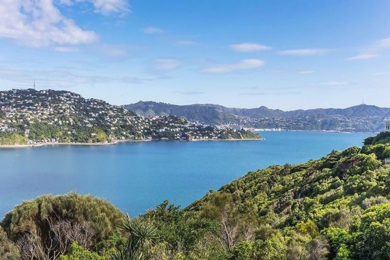 Photo of property in 131 Akaroa Drive, Maupuia, Wellington, 6022