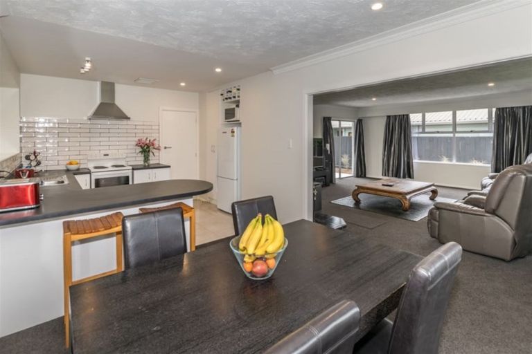 Photo of property in 8 Tracy Place, Redwood, Christchurch, 8051