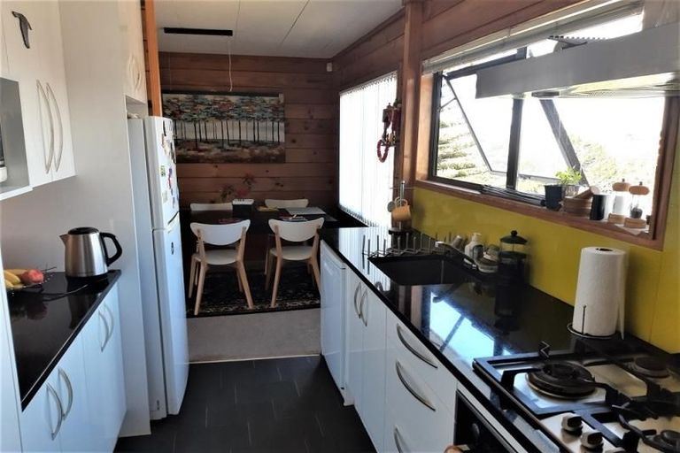 Photo of property in 16 Noeleen Street, Glenfield, Auckland, 0629