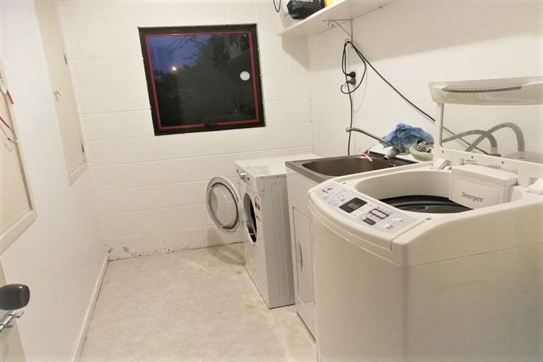 Photo of property in 1/1 Cheval Drive, Totara Vale, Auckland, 0629