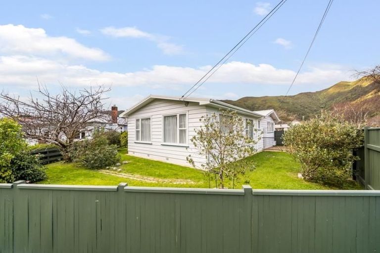 Photo of property in 17 Birdwood Road, Waterloo, Lower Hutt, 5011