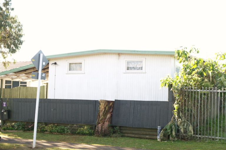 Photo of property in 2 Mcnaughton Avenue, Mangere East, Auckland, 2024