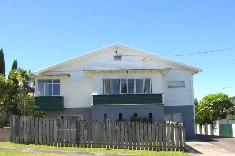 Photo of property in 1/16 Wernham Place, Northcote, Auckland, 0626