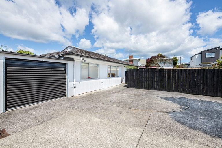 Photo of property in 2/59 Archibald Road, Kelston, Auckland, 0602