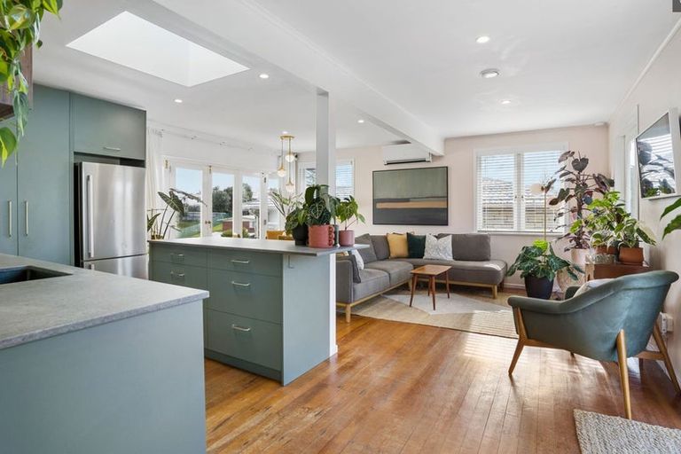 Photo of property in 25 Trojan Crescent, New Lynn, Auckland, 0600