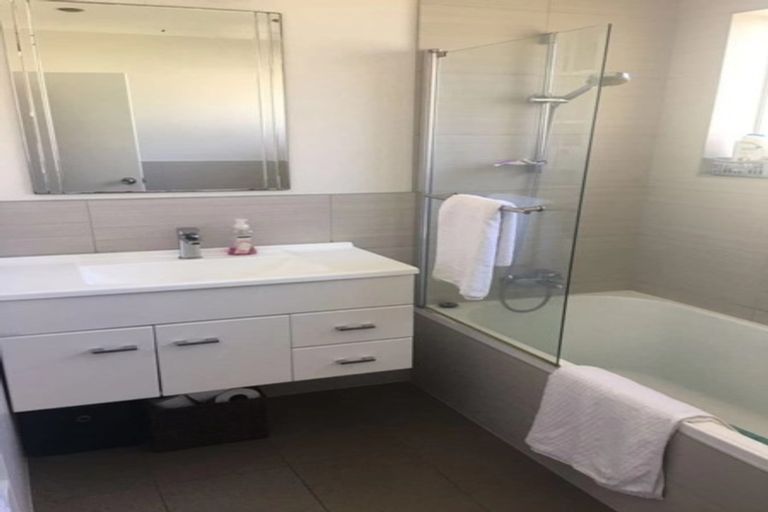 Photo of property in 224 Glamorgan Drive, Northcross, Auckland, 0630