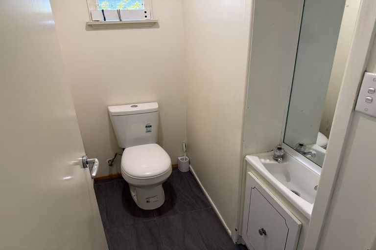 Photo of property in 17 Beach Road, Te Atatu Peninsula, Auckland, 0610