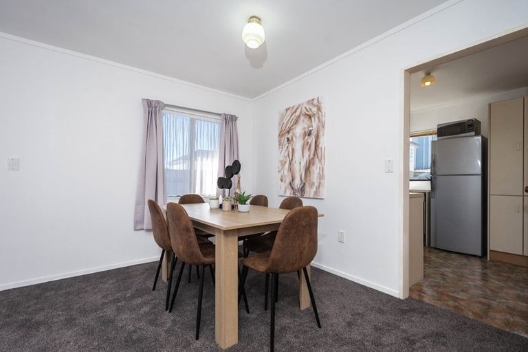 Photo of property in 11b Warrington Grove, Newlands, Wellington, 6037