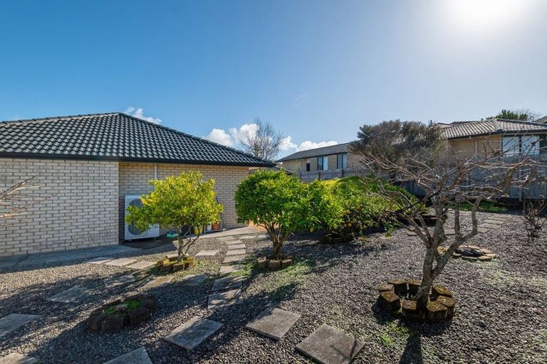 Photo of property in 17 Bundoran Way, Pinehill, Auckland, 0632