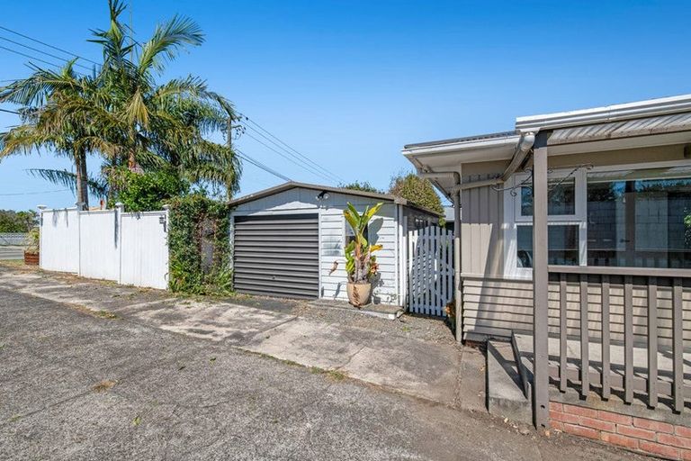 Photo of property in 1/52 Sunnynook Road, Sunnynook, Auckland, 0620
