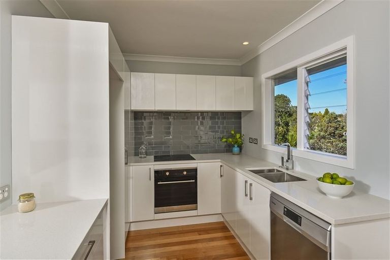 Photo of property in 2/284 East Coast Road, Forrest Hill, Auckland, 0620