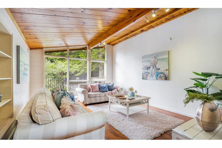 Photo of property in 230 Atkinson Road, Titirangi, Auckland, 0604