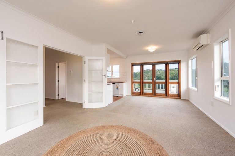 Photo of property in 20 Miles Crescent, Newlands, Wellington, 6037