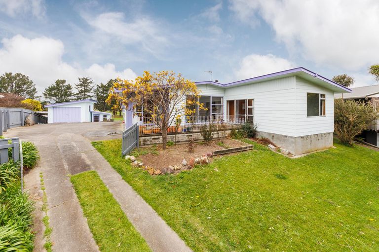 Photo of property in 27 Parkland Crescent, Terrace End, Palmerston North, 4410