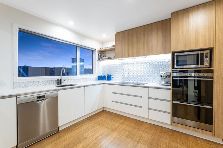 Photo of property in 118 Kahu Road, Paremata, Porirua, 5024