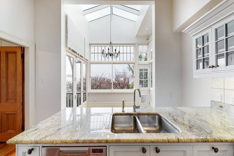 Photo of property in 13 Talavera Terrace, Kelburn, Wellington, 6012