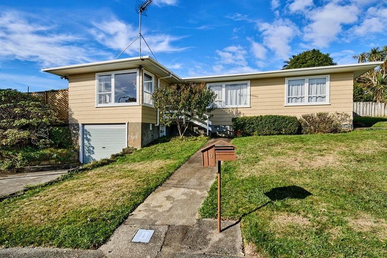 Photo of property in 3 Cleat Street, Whitby, Porirua, 5024