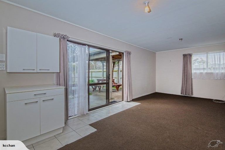 Photo of property in 10 Kitewao Street, Northcote, Auckland, 0627