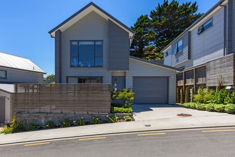 Photo of property in 6 Brindle Way, Newlands, Wellington, 6037