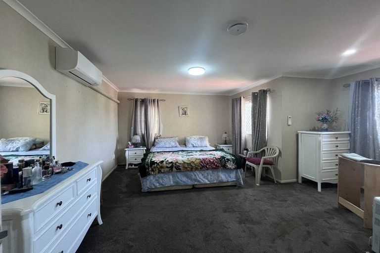 Photo of property in 8 Dainton Place, New Lynn, Auckland, 0600