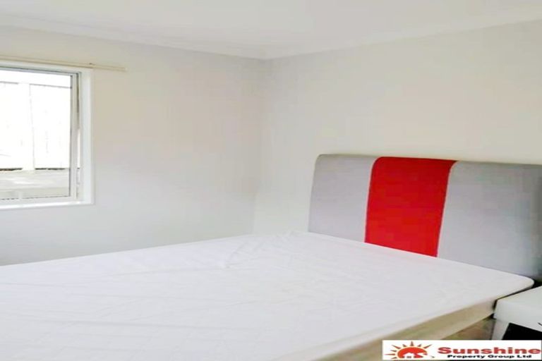 Photo of property in 17 Northcross Drive, Oteha, Auckland, 0632