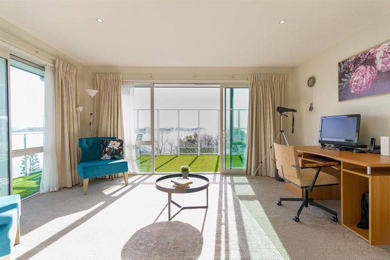 Photo of property in 19 The Brae, Mount Pleasant, Christchurch, 8081