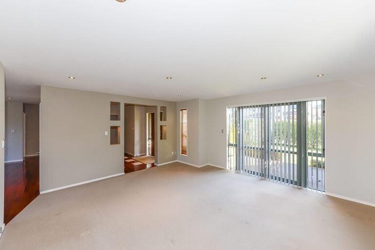 Photo of property in 76 Medallion Drive, Oteha, Auckland, 0632
