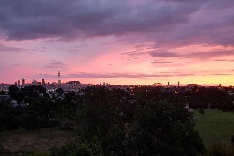 Photo of property in 85 Exmouth Road, Northcote, Auckland, 0627