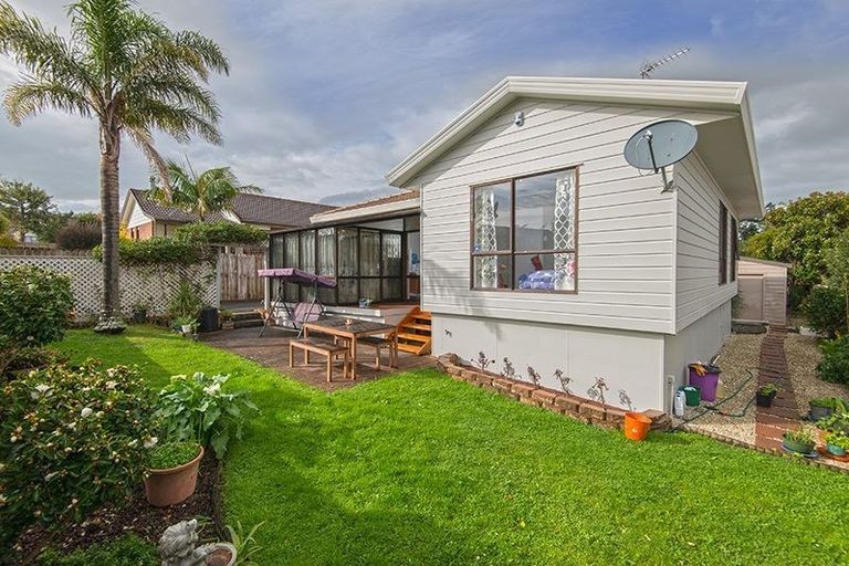 Photo of property in 8 De Quincey Terrace, Highland Park, Auckland, 2010