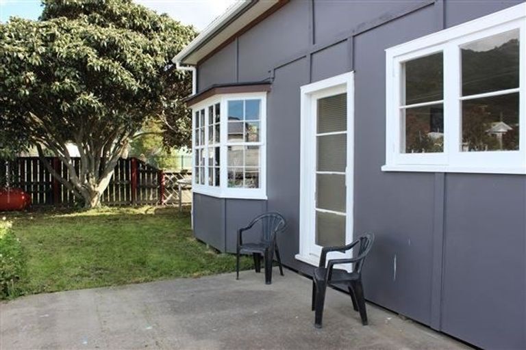 Photo of property in 73 Broadway, Picton, 7220