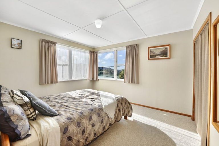 Photo of property in 6 Cotswold Crescent, Newlands, Wellington, 6037