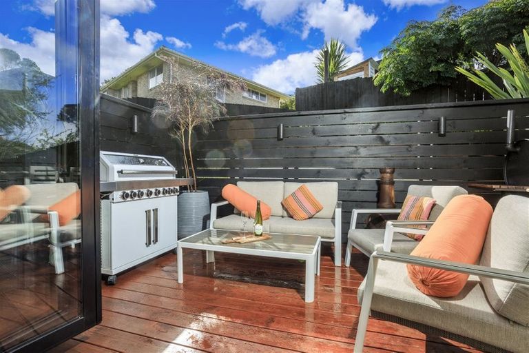 Photo of property in 22 Yule Place, Massey, Auckland, 0614