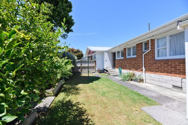Photo of property in 16 Abel Tasman Avenue, Henderson, Auckland, 0610