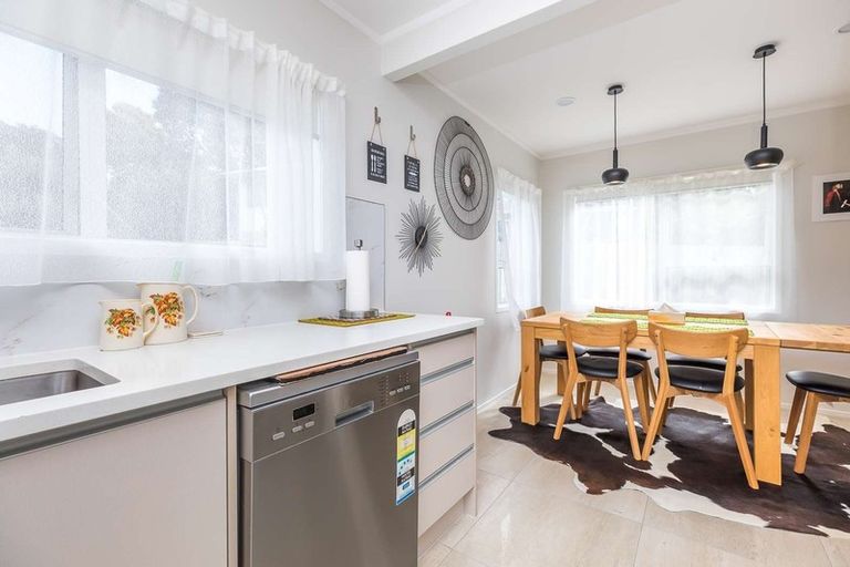 Photo of property in 17 Celeste Place, Totara Vale, Auckland, 0627