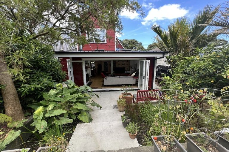 Photo of property in 28 Kilbirnie Crescent, Kilbirnie, Wellington, 6022