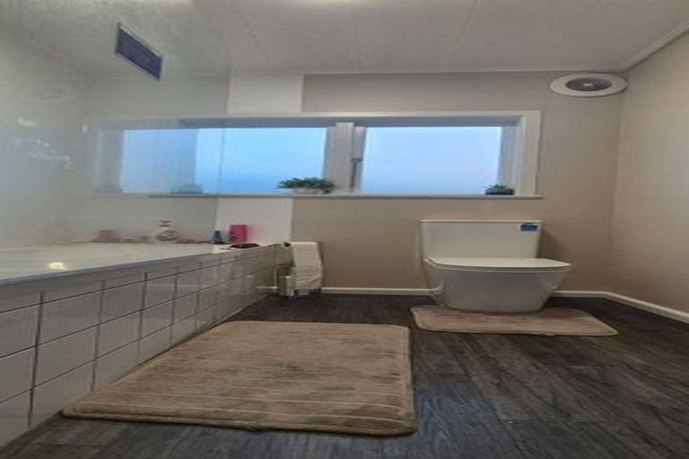 Photo of property in 11 Miles Crescent, Newlands, Wellington, 6037