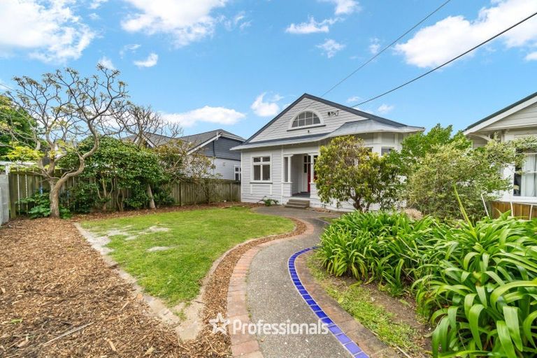 Photo of property in 79 Queens Drive, Lyall Bay, Wellington, 6022