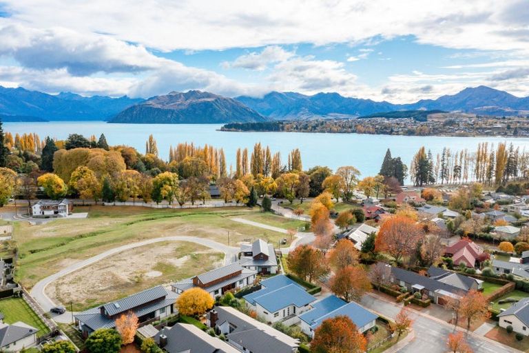 Photo of property in 10 Kelliher Drive, Wanaka, 9305
