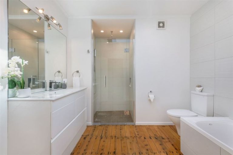 Photo of property in 166 Edmonton Road, Te Atatu South, Auckland, 0610