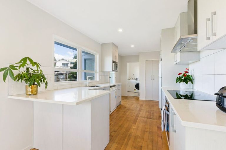 Photo of property in 33 Chatsworth Crescent, Pakuranga Heights, Auckland, 2010